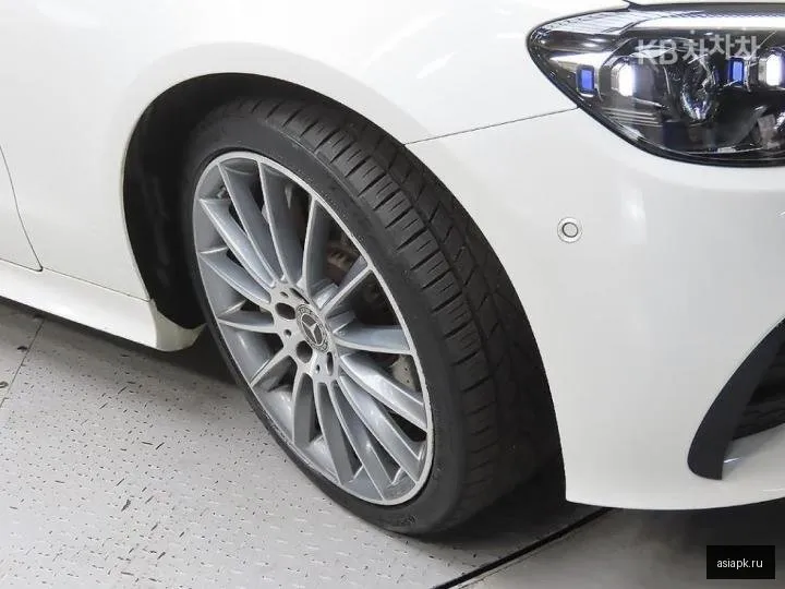 Mercedes-Benz E-Class 5