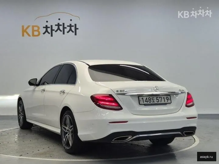 Mercedes-Benz E-Class 2