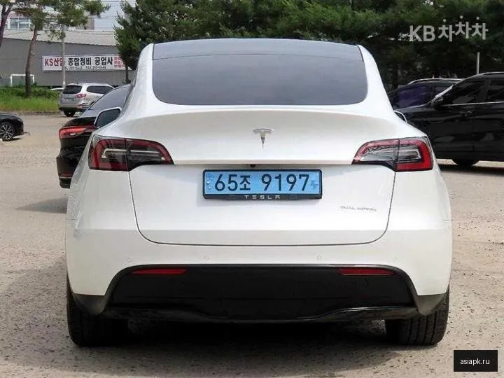 tesla Model Y 4