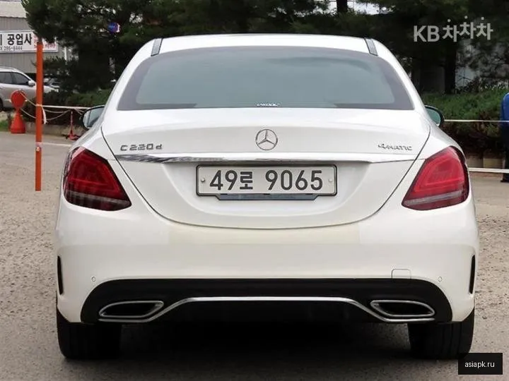 Mercedes-Benz C-Class 4