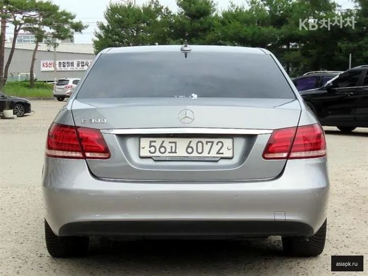 Mercedes-Benz E-Class 4