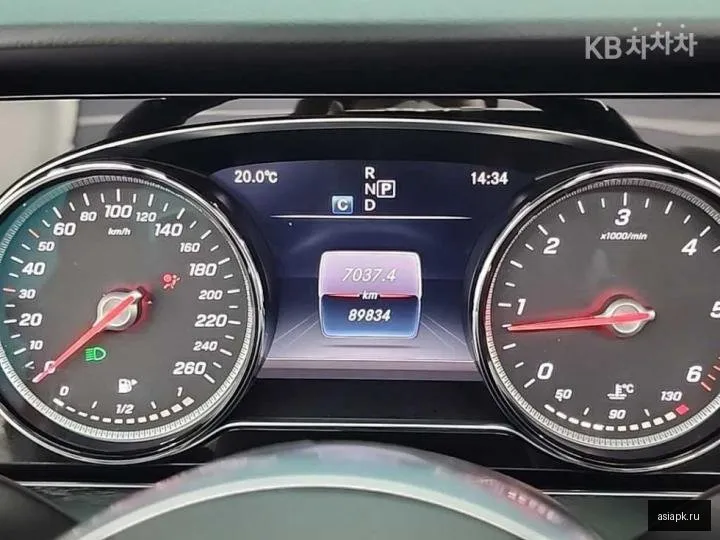 Mercedes-Benz E-Class 6
