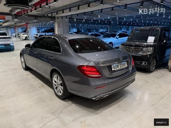 Mercedes-Benz E-Class 4