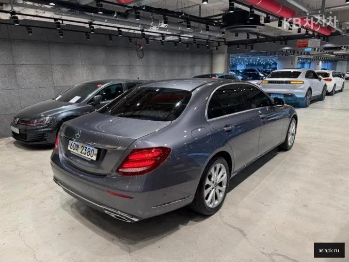 Mercedes-Benz E-Class 6