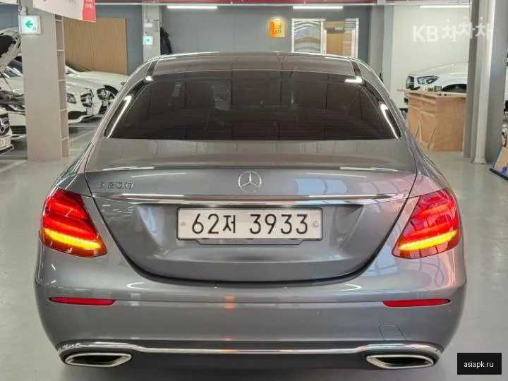 Mercedes-Benz E-Class 3