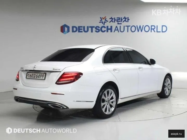 Mercedes-Benz E-Class 4