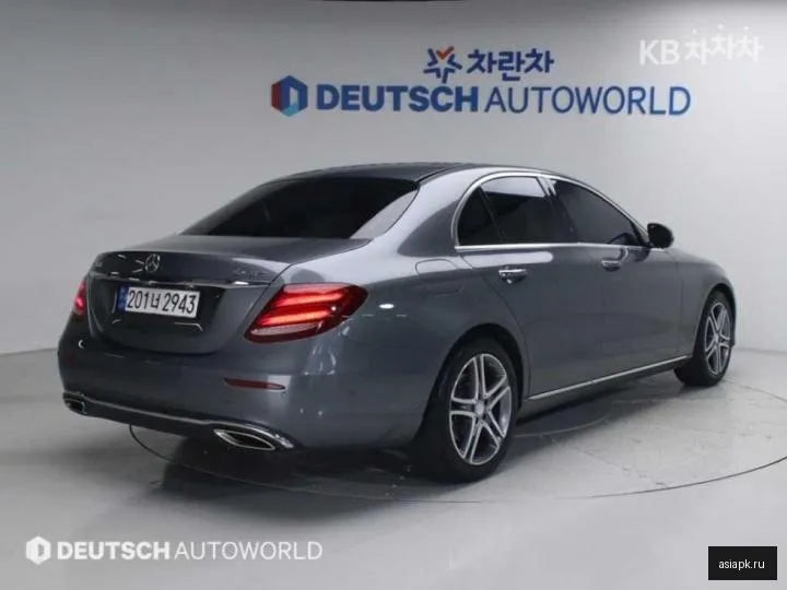 Mercedes-Benz E-Class 4
