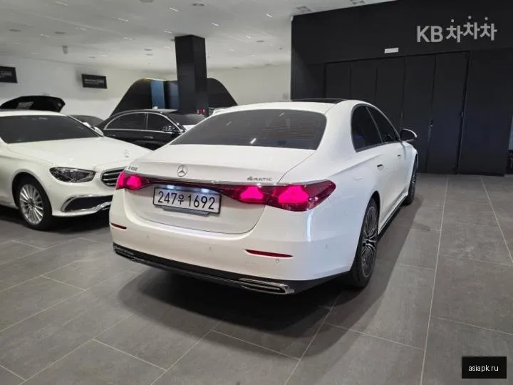 Mercedes-Benz E-Class 4