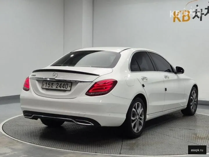 Mercedes-Benz C-Class 3