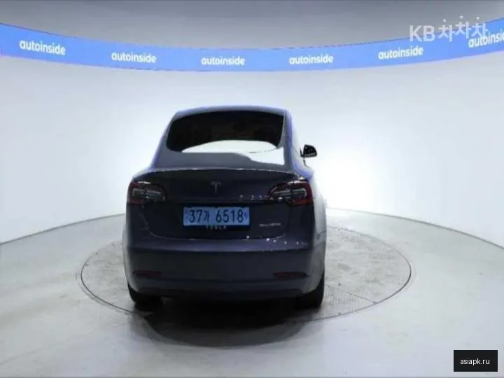 tesla Model 3 4