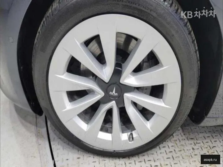 tesla Model 3 5