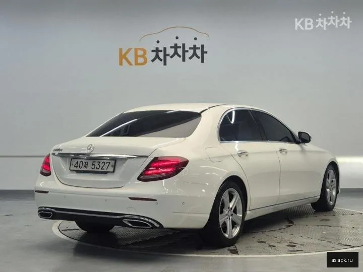 Mercedes-Benz E-Class 3