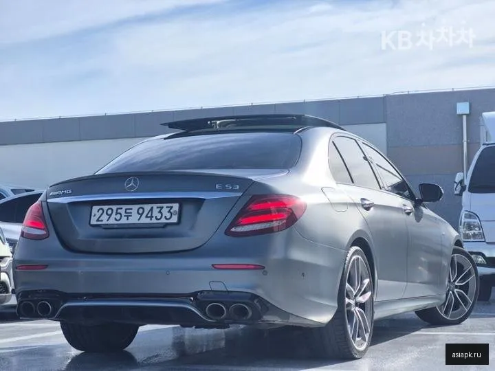 Mercedes-Benz E-Class 4
