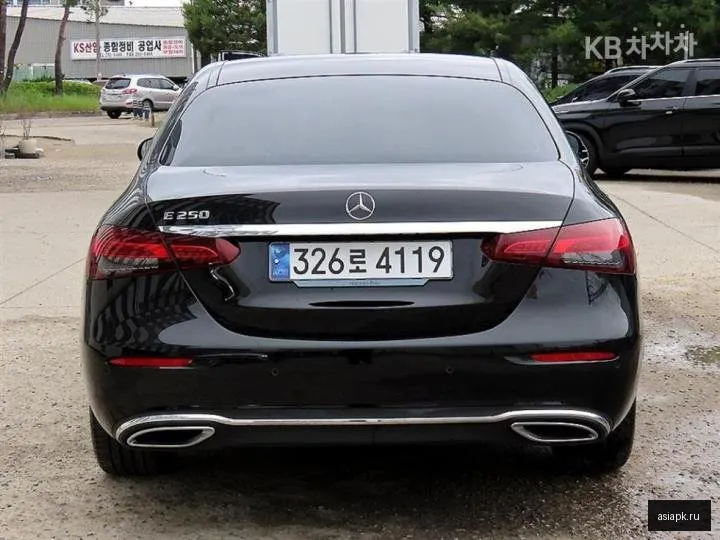 Mercedes-Benz E-Class 4