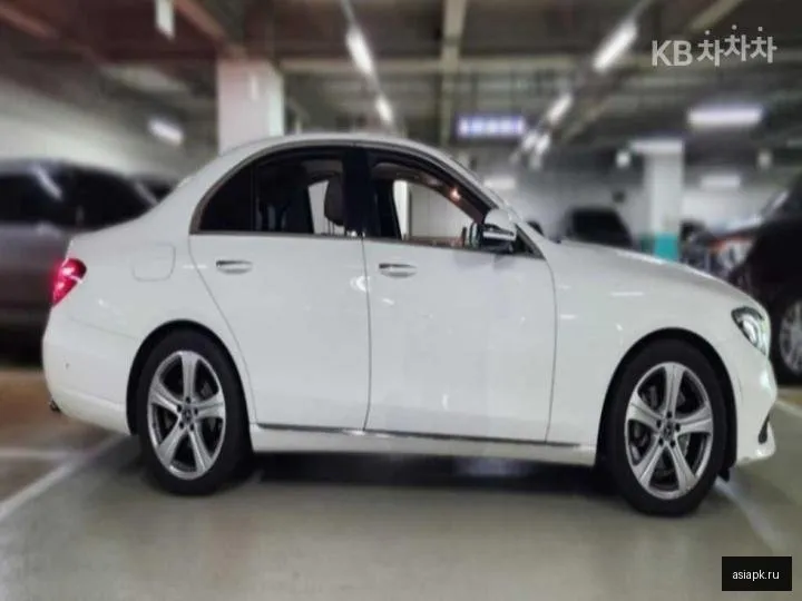 Mercedes-Benz E-Class 4