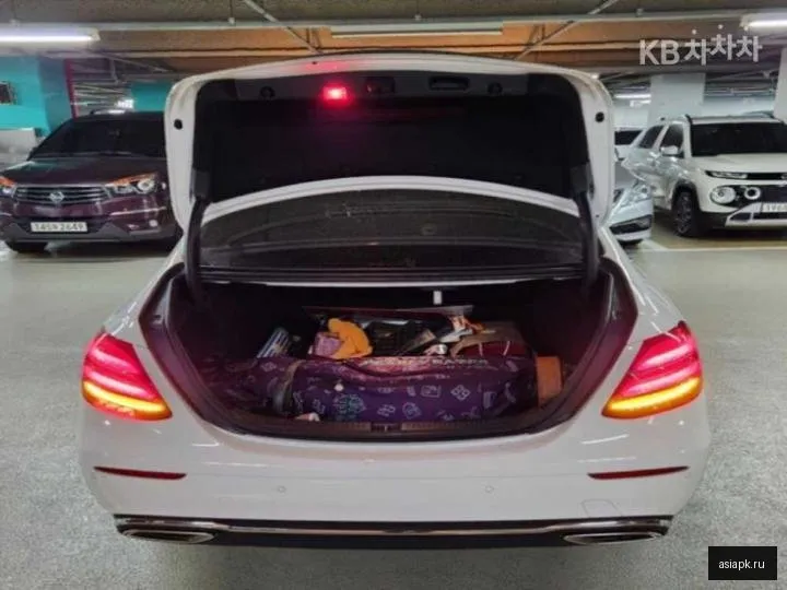 Mercedes-Benz E-Class 5