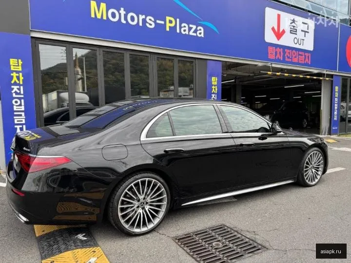 Mercedes-Benz S-Class 4