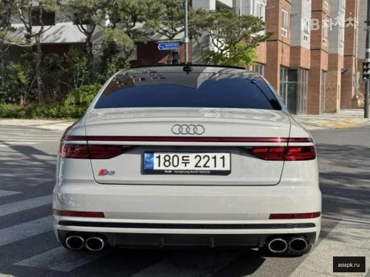 Audi S8 4
