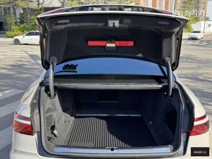 Audi S8 5