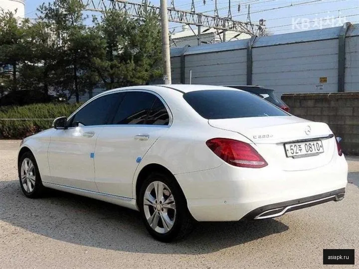 Mercedes-Benz C-Class 3