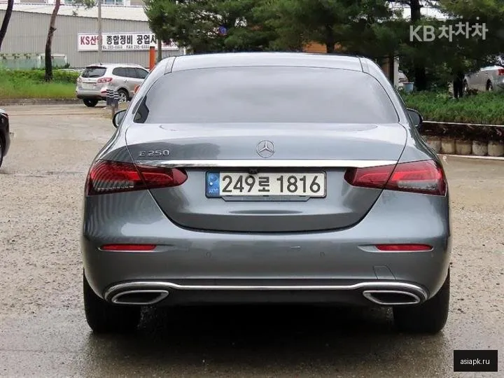Mercedes-Benz E-Class 4