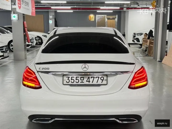 Mercedes-Benz C-Class 3
