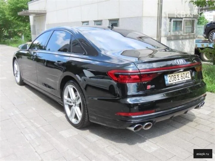 Audi S8 4