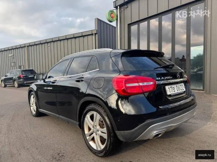 Mercedes-Benz GLA-Class 6