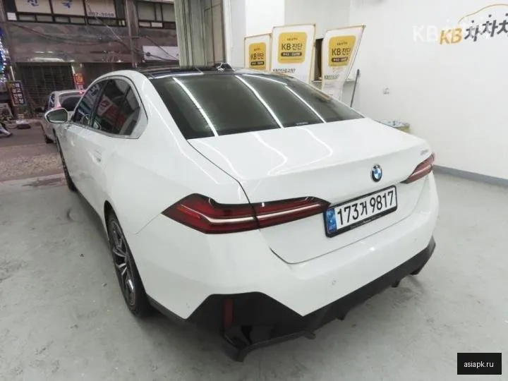BMW 5-Series 4