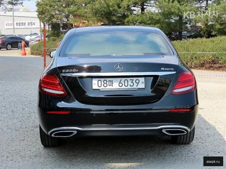 Mercedes-Benz E-Class 4