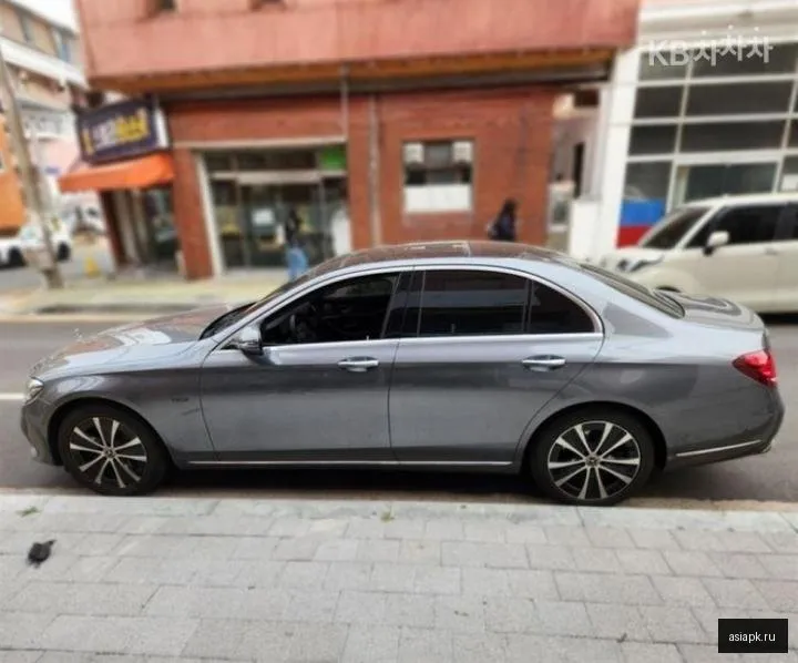 Mercedes-Benz E-Class 3