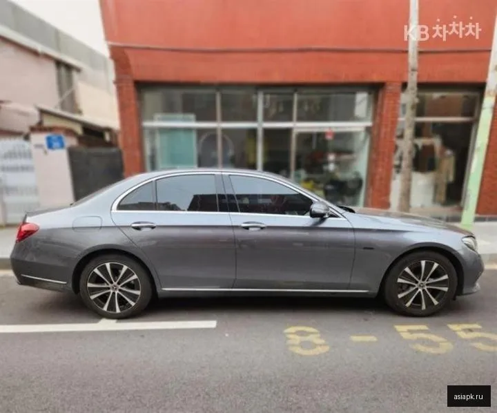 Mercedes-Benz E-Class 4