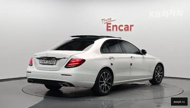 Mercedes-Benz E-Class 2