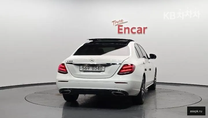 Mercedes-Benz E-Class 4