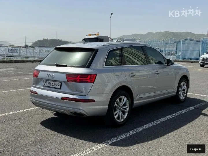 Audi Q7 4