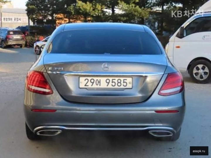 Mercedes-Benz E-Class 4