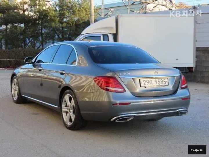 Mercedes-Benz E-Class 3