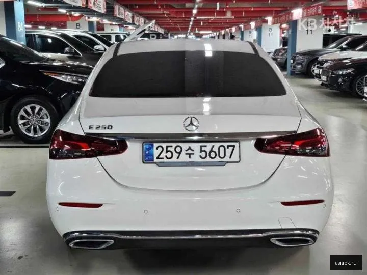 Mercedes-Benz E-Class 4