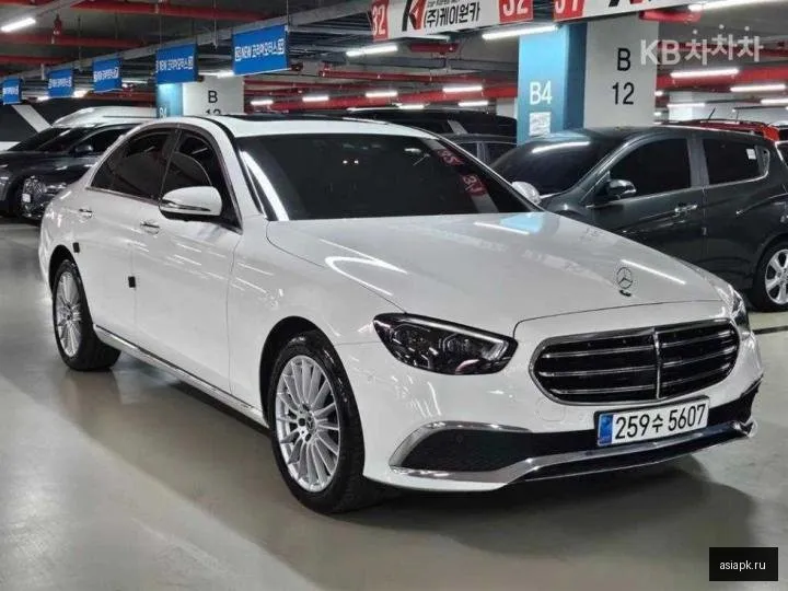 Mercedes-Benz E-Class 3