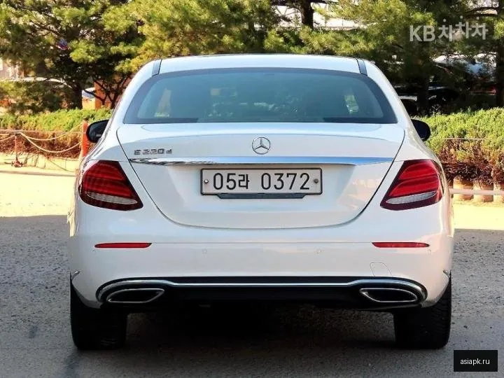 Mercedes-Benz E-Class 4