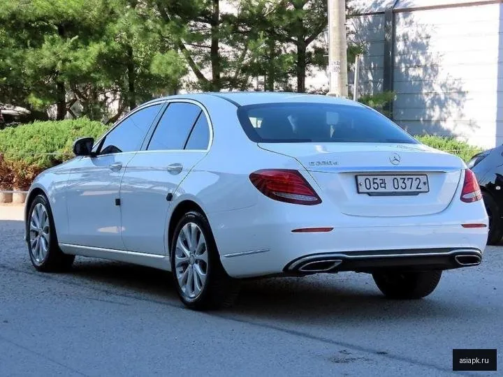 Mercedes-Benz E-Class 3