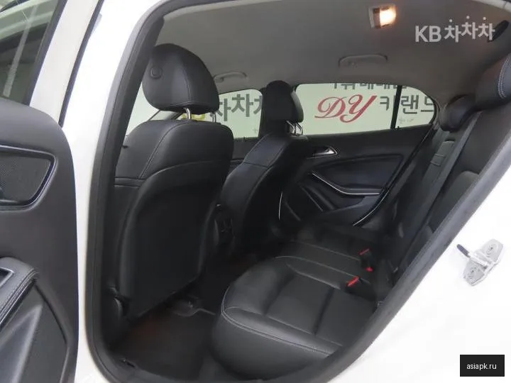 Mercedes-Benz GLA-Class 6