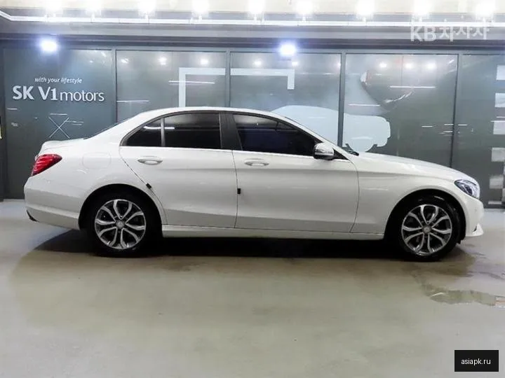Mercedes-Benz C-Class 3