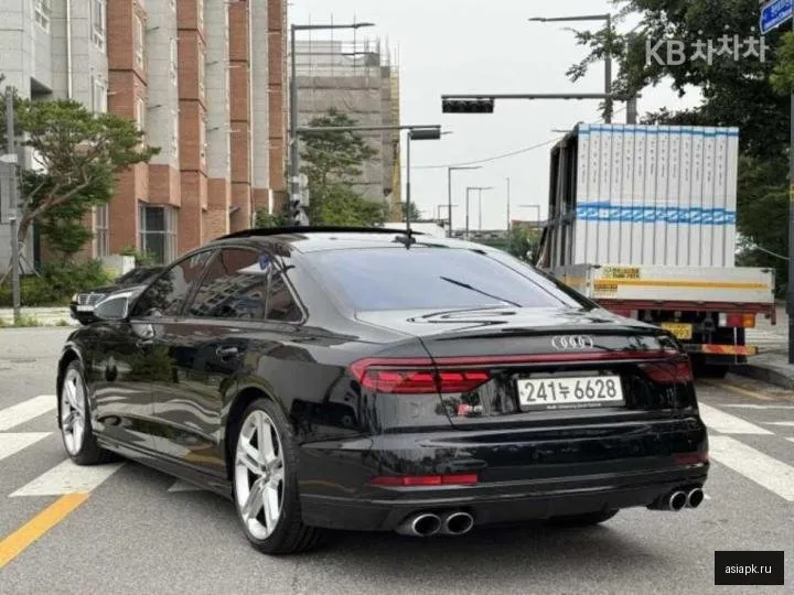 Audi S8 3