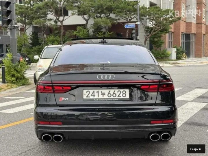 Audi S8 4