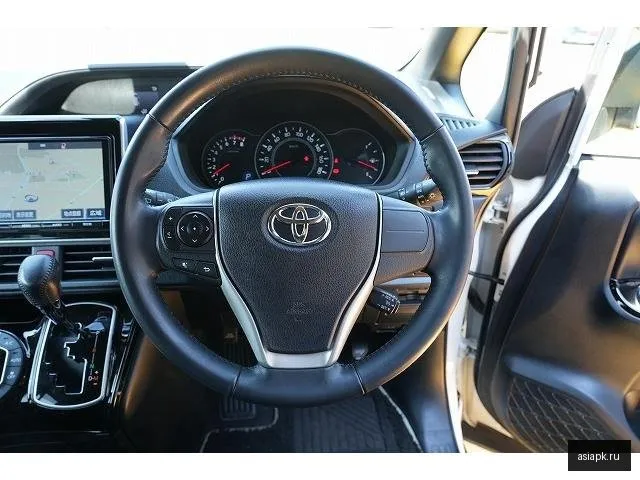 Toyota Noah 4