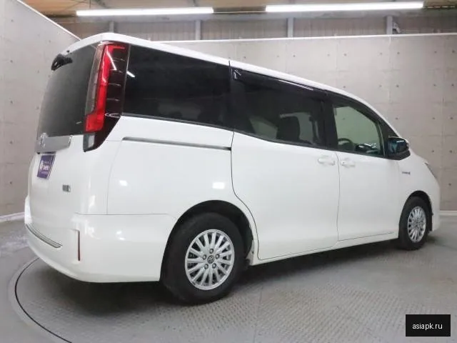 Toyota Noah 4