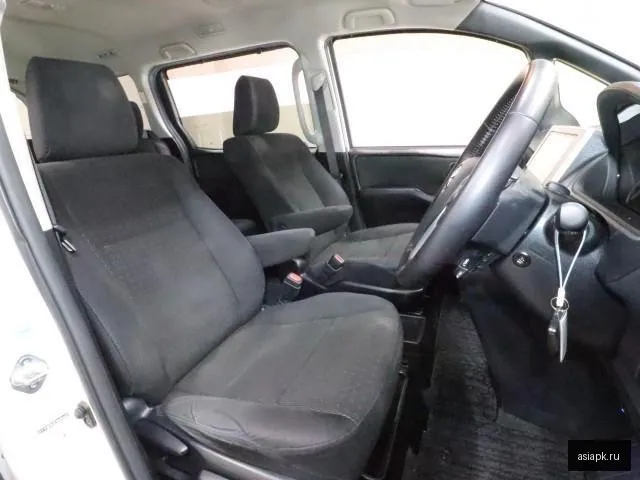Toyota Noah 6