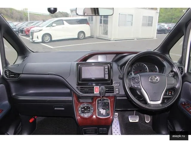 Toyota Voxy 4