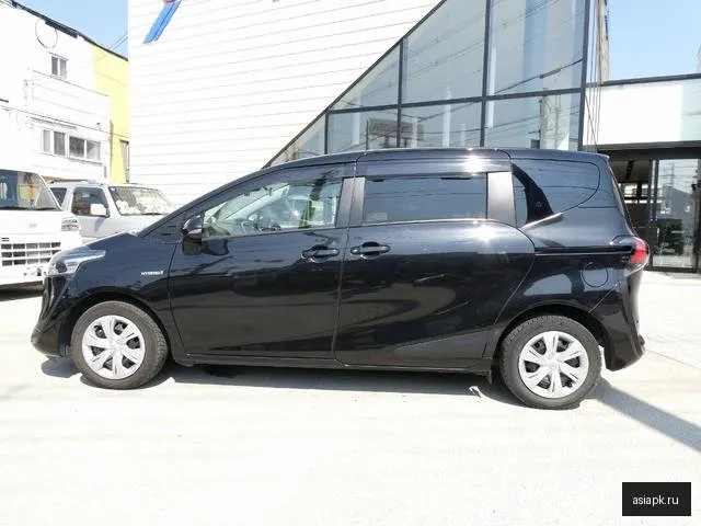 Toyota Sienta 4